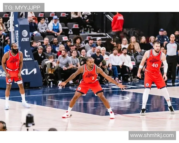 快船队主场力克魔术队，全队士气大振，季后赛前景看好